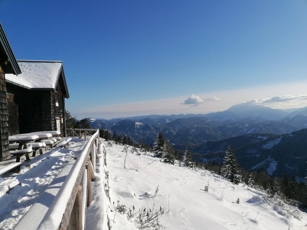 Die Türnitzer Hütte mit Blick auf den Schneeberg. Foto: Peter Ofner