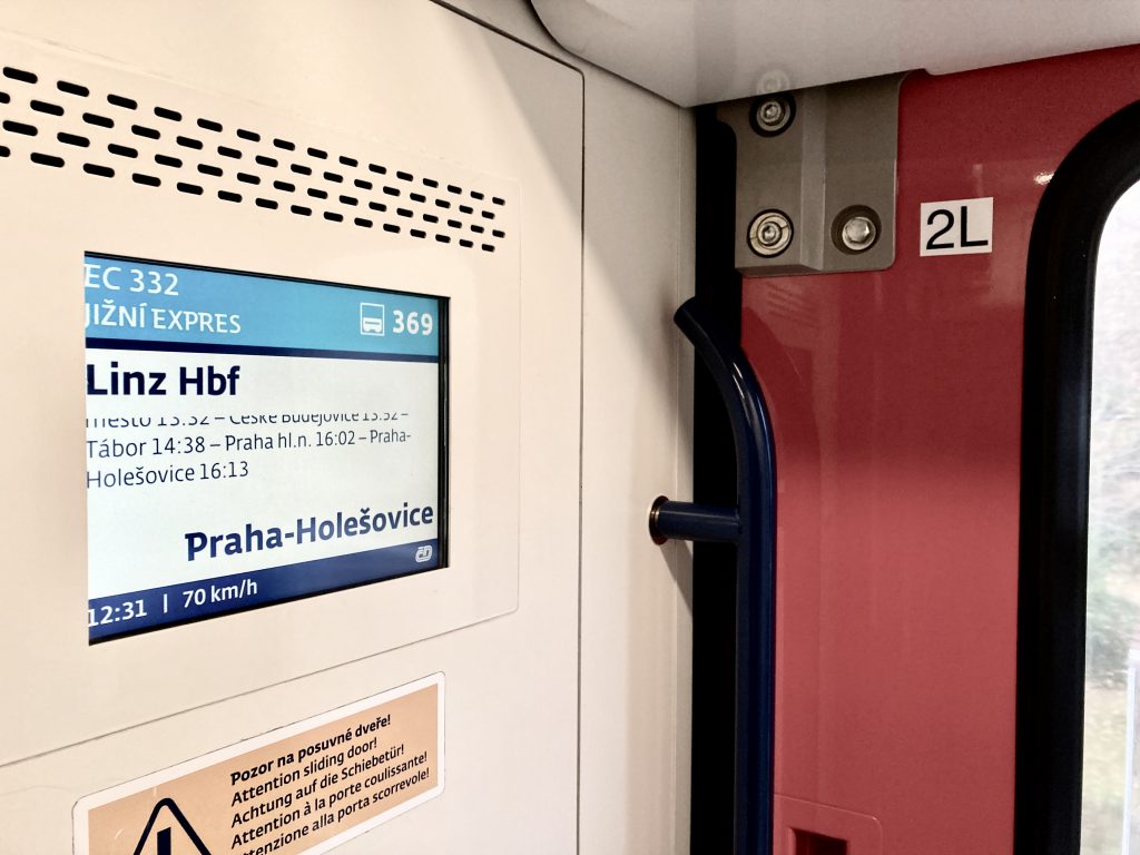 Lonely Train. EC 332 hält in Kefermarkt. Foto: Stefan Hochhold