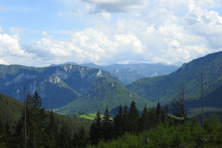Rechts: Gipfel. Fotos: Nikolaus Vogl