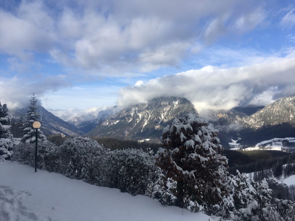Ins Höllental und zur Eng schauen von der Terrasse des Looshauses. Foto Veronika Schöll