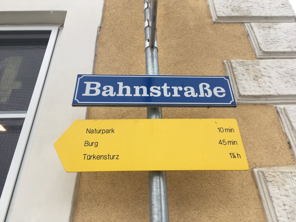 Wanderwegbeginn am Bahnhof Seebenstein. Foto Veronika Schöll