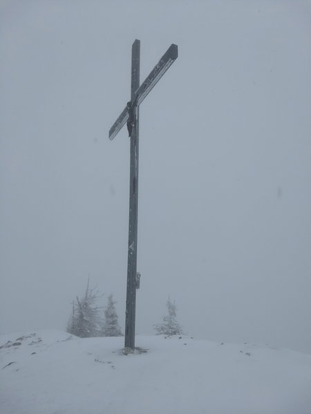 Gipfelkreuz im Nebel. Foto: Nikolaus Vogl