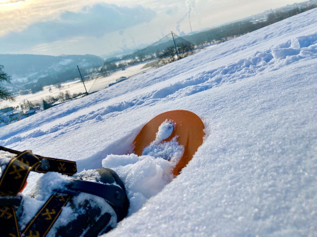 Schneeschuh mit Blick Richtung Voest beim Golf-Center-Linz. Foto: Stefan Hochhold