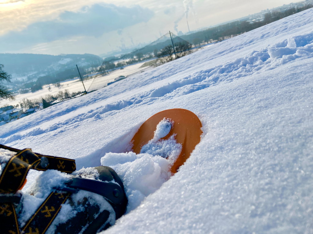 Schneeschuh mit Blick Richtung Voest beim Golf-Center-Linz. Foto: Stefan Hochhold
