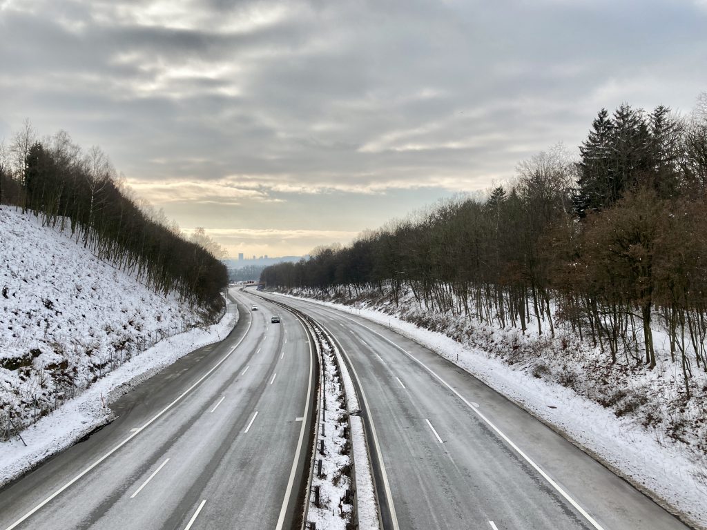 Brücke über die Mühlkreisautobahn mit Blick nach Linz. Foto: Stefan Hochhold