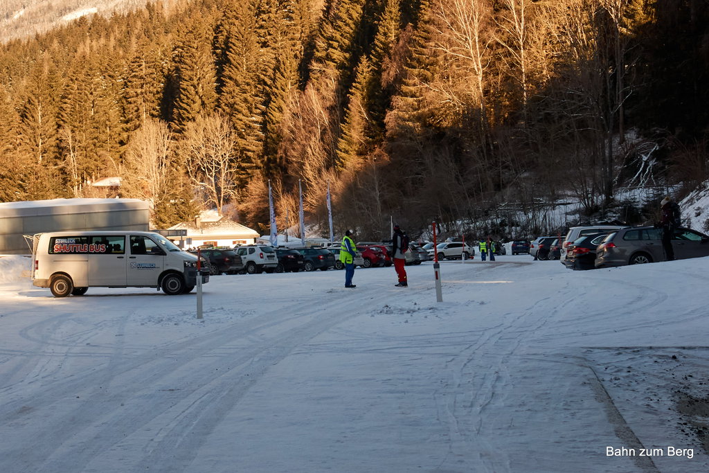 Am Parkplatz 4 wird gerade ein Tourengeher mit seinem Auto verjagt. Foto: Martin Heppner