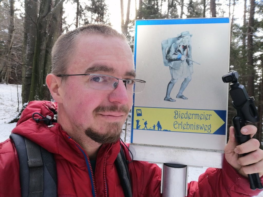Ich, mit Biedermeier Wegschild. Foto: Peter Ofner