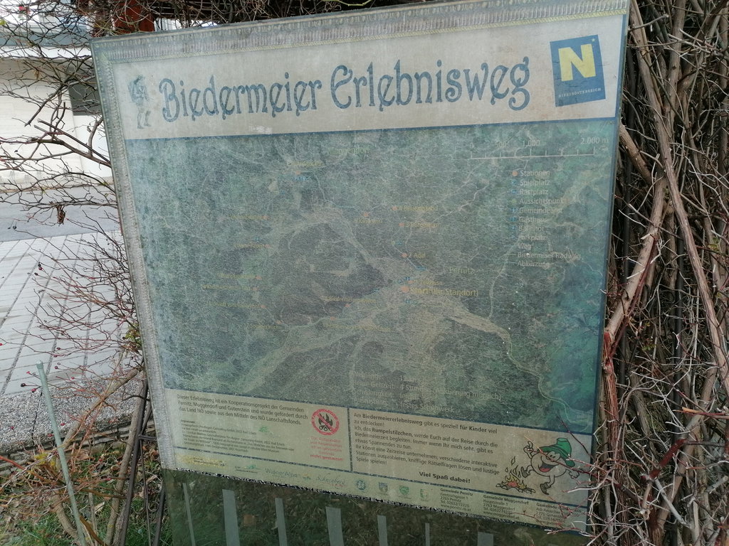 Biedermeier Erlebnisweg Tafel vor dem Gemeindeamt. Foto: Peter Ofner