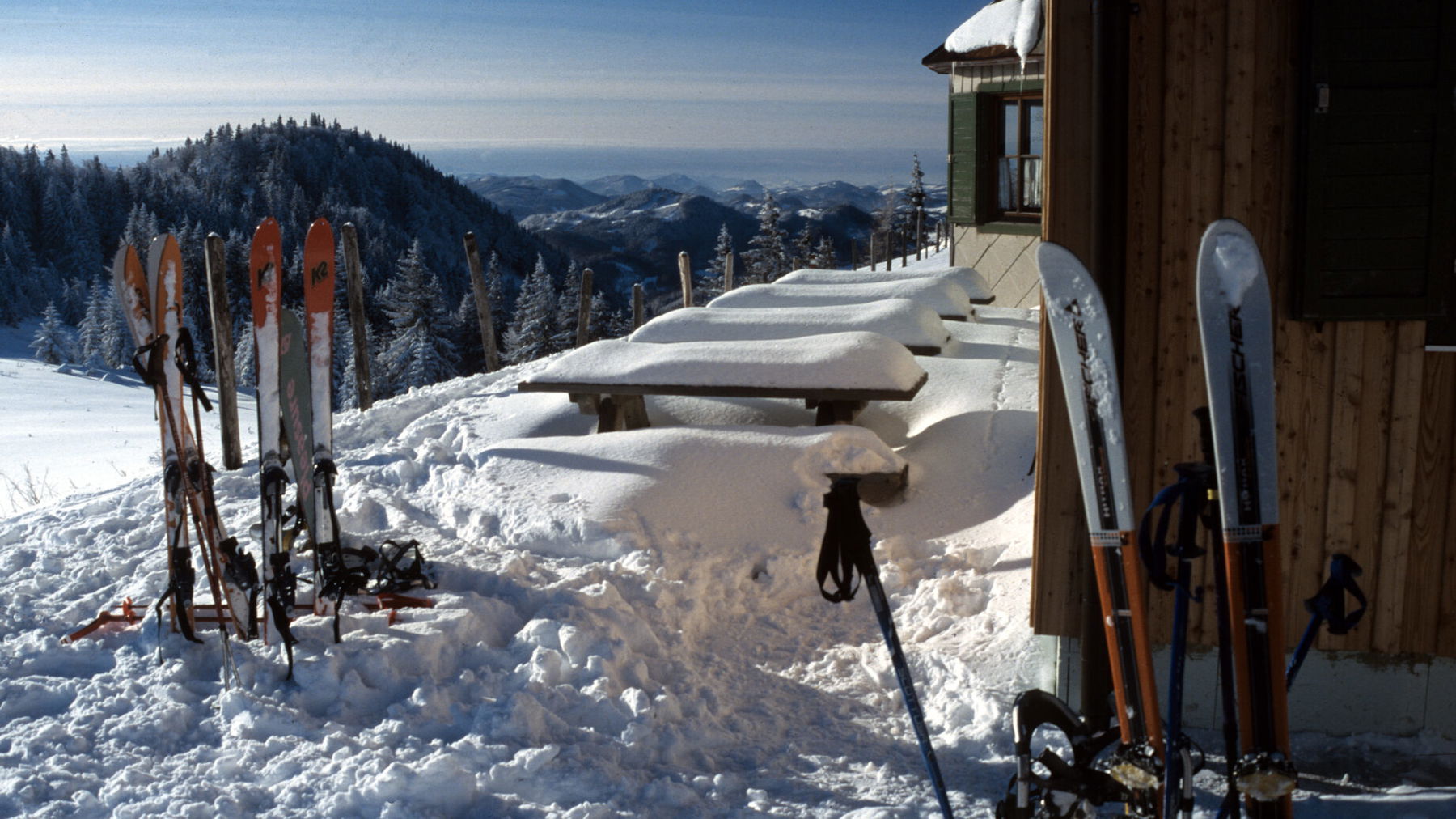 Vor der Julius-Seitner-Hütte, Blick nach Westen. Foto: Alpenverein Edelweiss