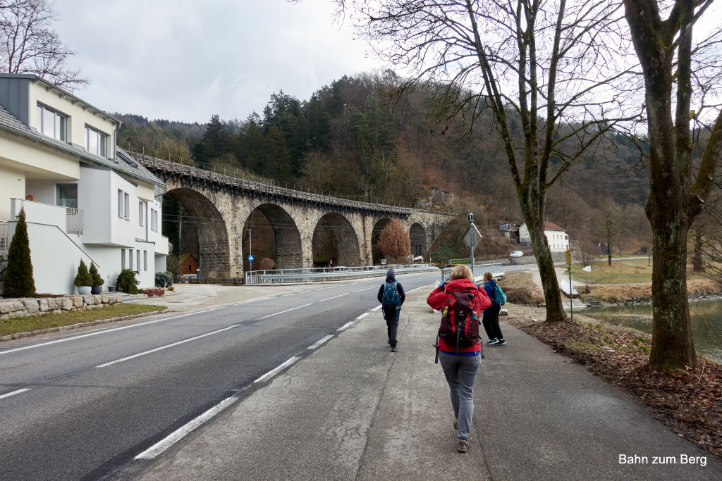 Bei der Haltestelle "Gießenbachbrücke" steigen wir aus und gehen unter derselben durch. Foto: Martin Heppner