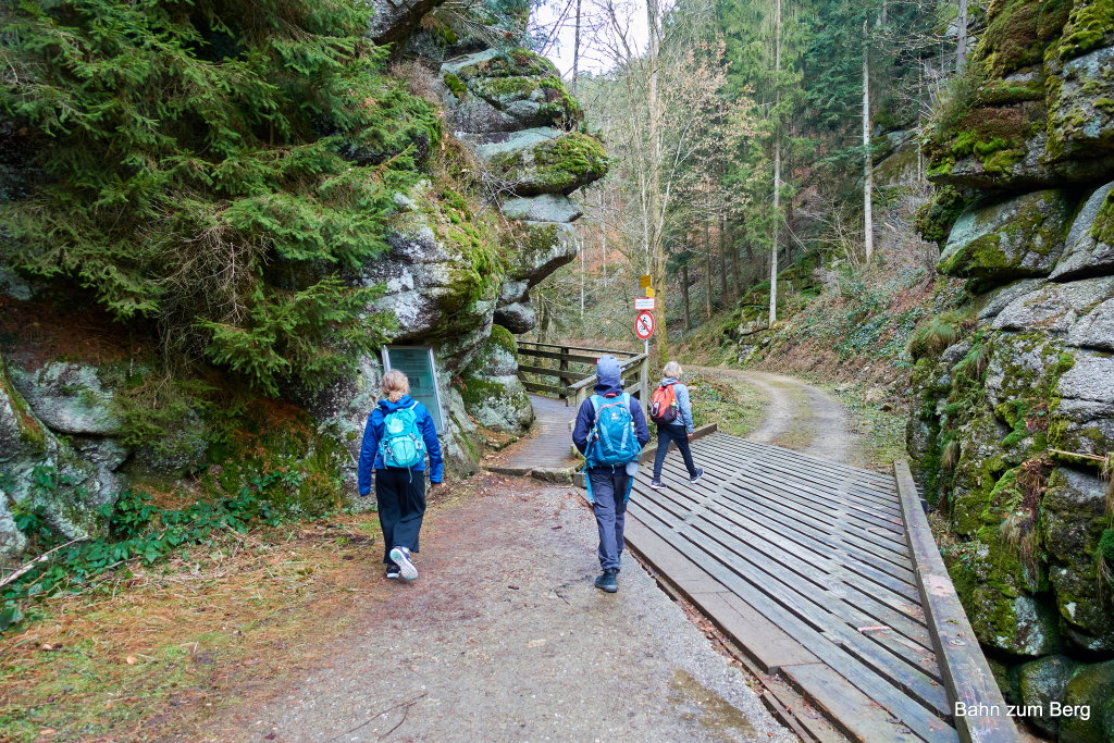 Wir nehmen die linke Abzweigung, den Fußweg, in die Stillensteinklamm. Foto: Martin Heppner
