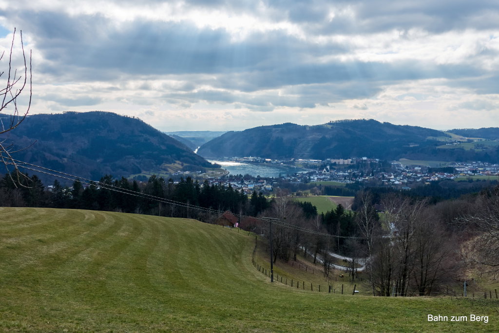 Vom Höhenwanderweg Blick nach Grein. Foto: Martin Heppner