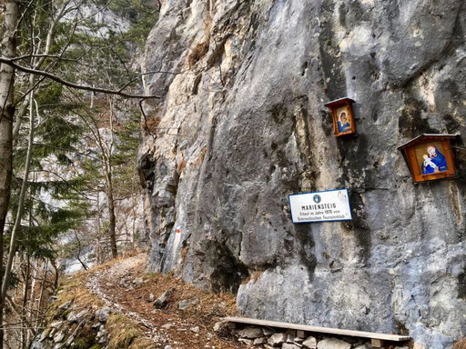 ber den Mariensteig ins Schneebergdörfl, Blick nach Reichenau, Fotos Veronika Schöll