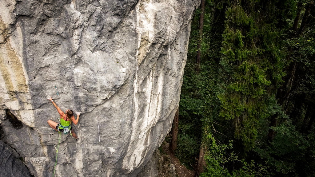 Klettern im schweren Wandbereich von Morsbach. Foto: Johannes Ingrisch