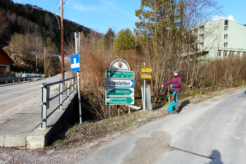 Wegweiser zum Waxriegelkamm  und Hinweiser für den Ausreisetest aus dem Bezirk Neunkirchen, Foto Martin Heppner