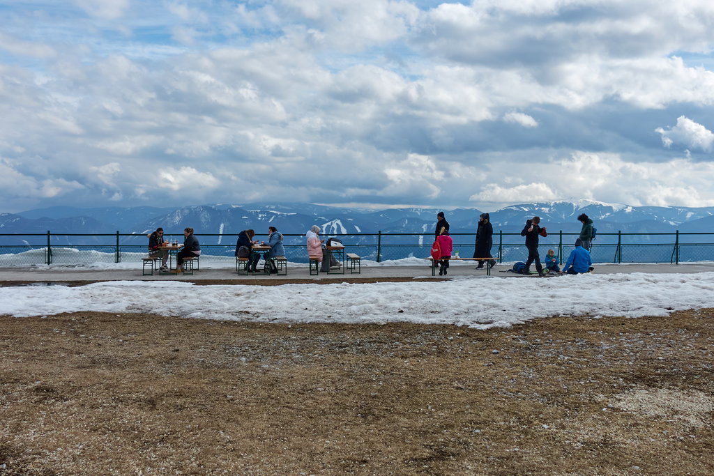 Raxseilbahn-Bergstation. Corona-konformes Chillen mit Aussicht. Foto Martin Heppner