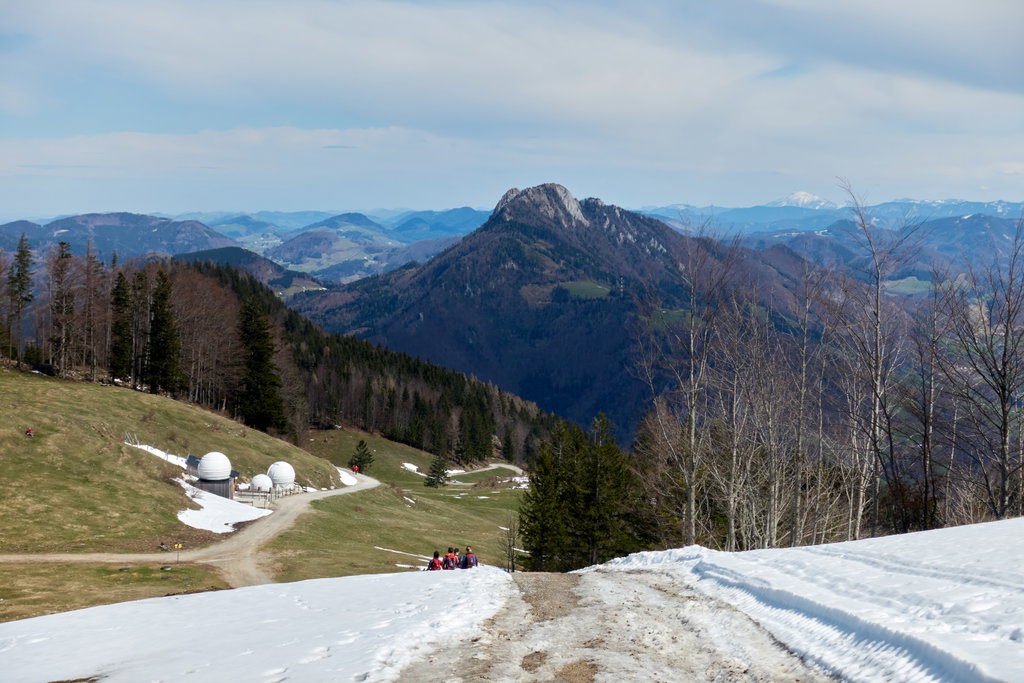 Abstieg Richtung Losenstein, den Schieferstein und ganz hinten den Ötscher im Blick. Foto Martin Heppner