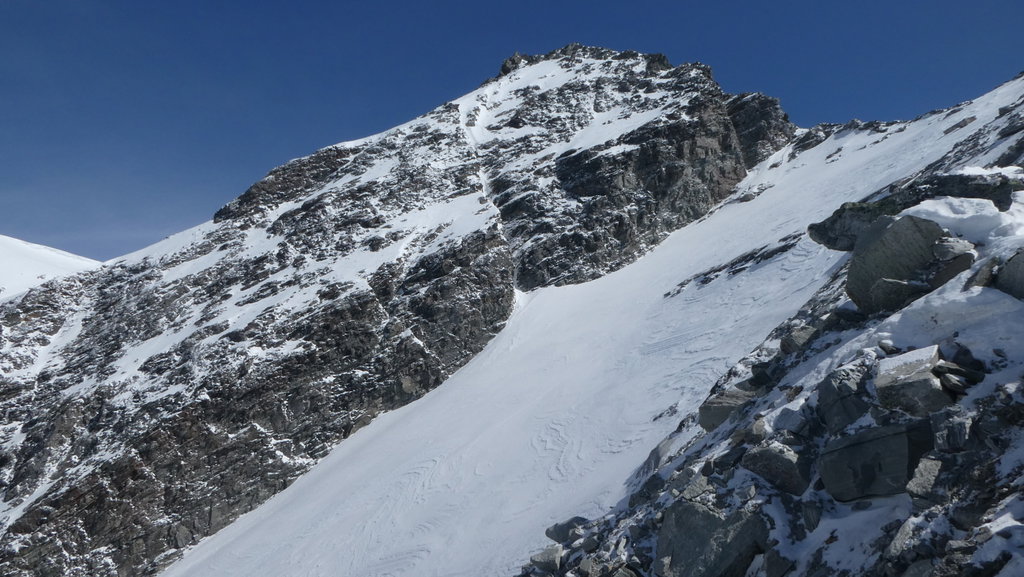 Blick zum Gipfel des Ankogels. Die Flanke im Vordergrund wird vom Kleinen Ankogel her abgefahren. Foto: Karl Plohovich