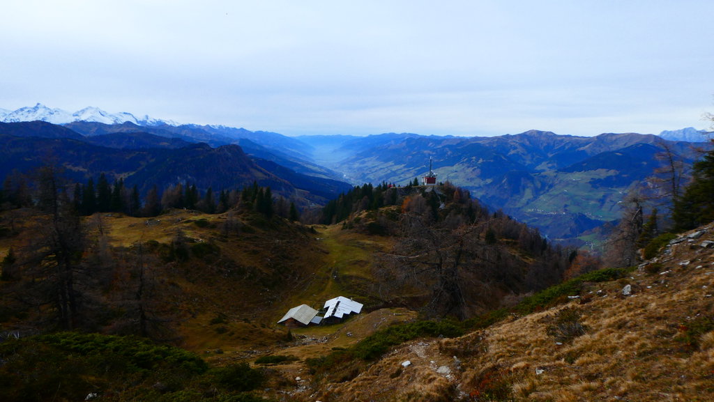 Blick über die Haßeckalm und den Luxkogel in den Pinzgau, links Wiesbachhorn und Hoher Tenn. Foto: Karl Plohovich