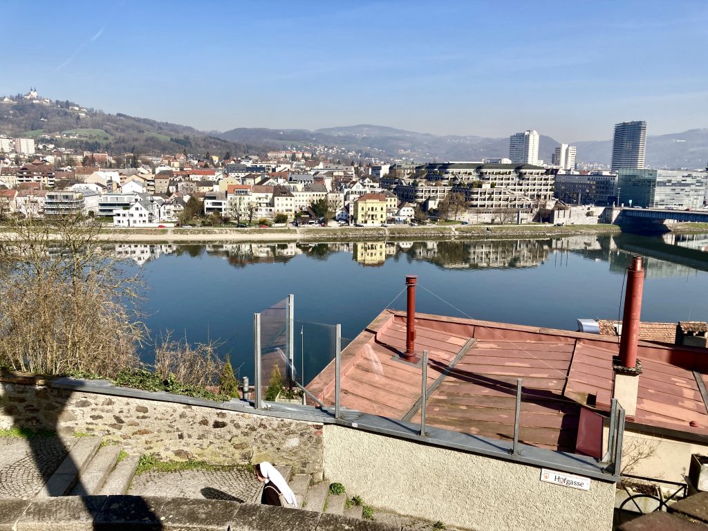 Aufstieg zum Schloss via Hofgasse. Blick Richtung Urfahr. Foto: Stefan Hochhold