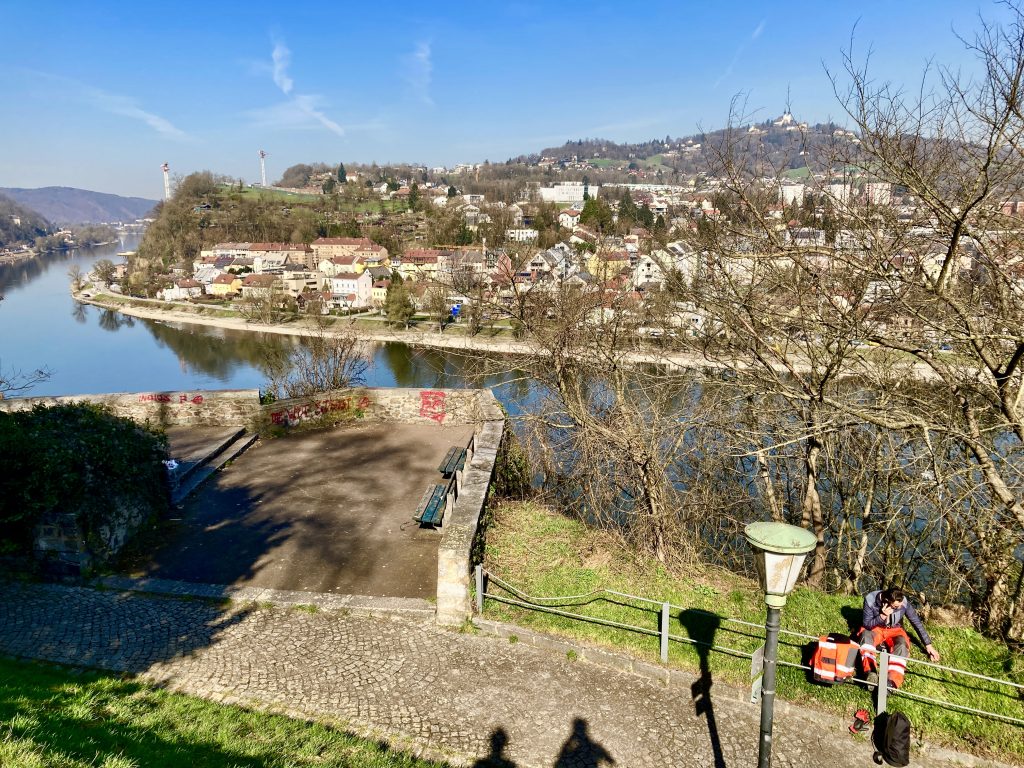 Nächster Ausblick: Donautal, Donaustrand, Rastarbeiter. Foto: Stefan Hochhold