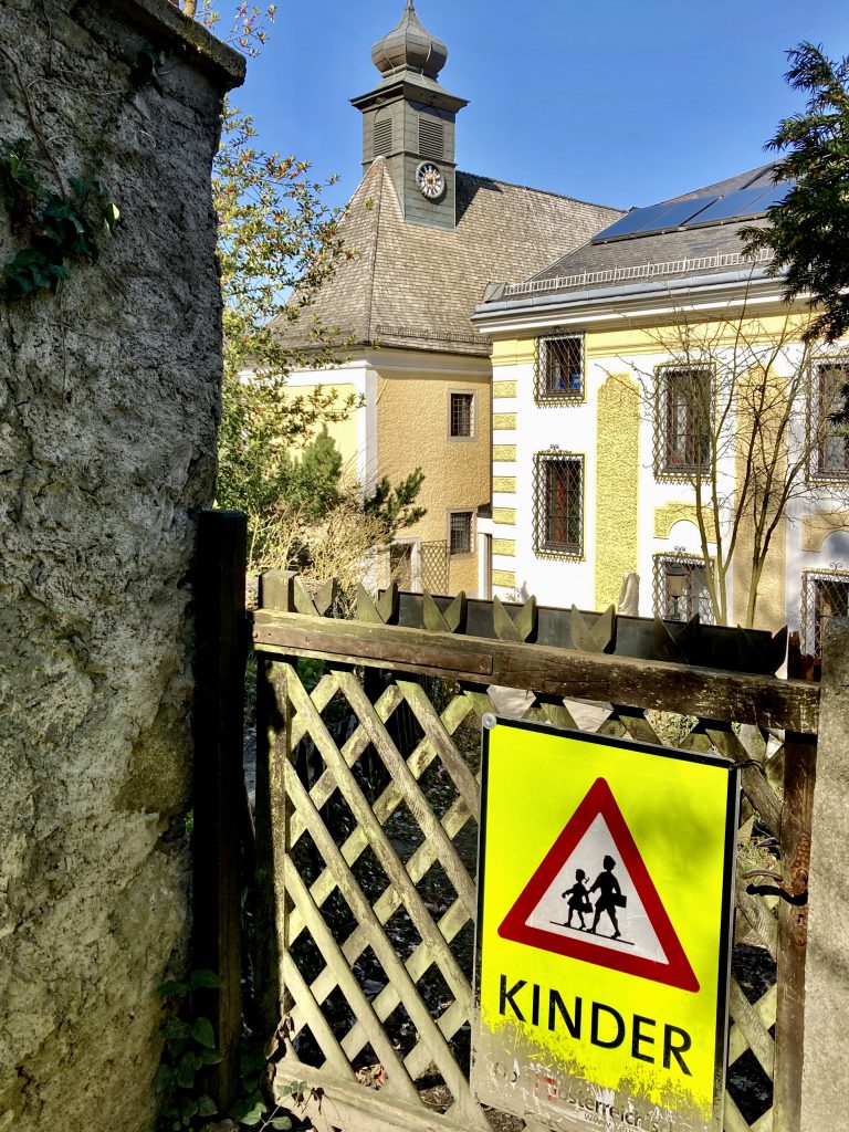 Durchgang bei Kalvarienbergkirche. Achtung: Kinder! Foto: Stefan Hochhold