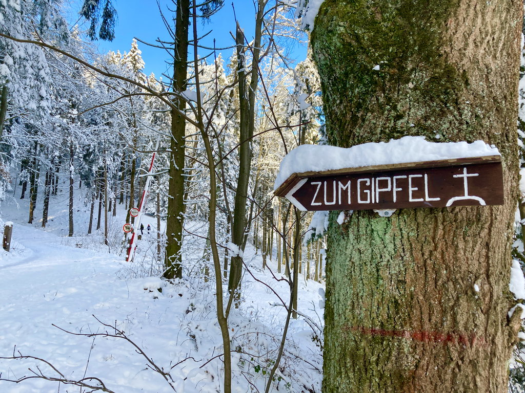 Schild: „Zum Gipfel“ (inkl. Illustration). Foto: Stefan Hochhold