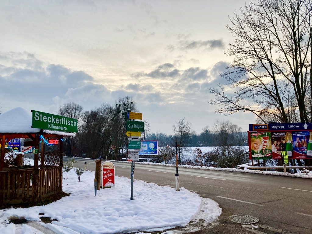 Schilderwald an der Pleschinger Landesstraße. Foto: Stefan Hochhold