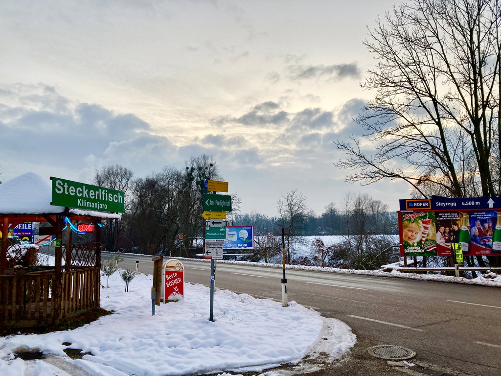 Schilderwald an der Pleschinger Landesstraße. Foto: Stefan Hochhold