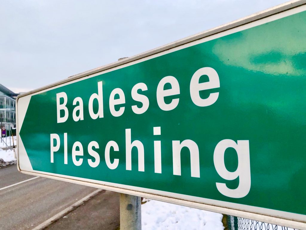 Manchmal eine willkommene Abkühlung: Baden im Pleschinger See. Foto: Stefan Hochhold