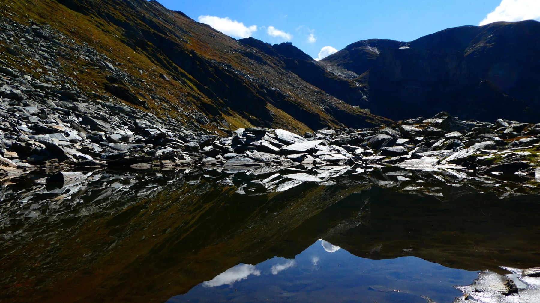 Der kleine See im Anstieg zur Hütte - man sieht den Winterraum (Hütte) der Hagener Hütte. Foto: Karl Plohovich