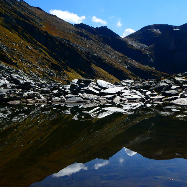 Der kleine See im Anstieg zur Hütte - man sieht den Winterraum (Hütte) der Hagener Hütte. Foto: Karl Plohovich