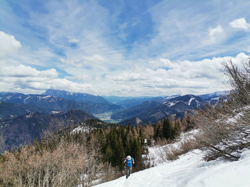 Vorbei an der Schwarzbeeralm hinauf zum Gipfel. Fotos Veronika Schöll