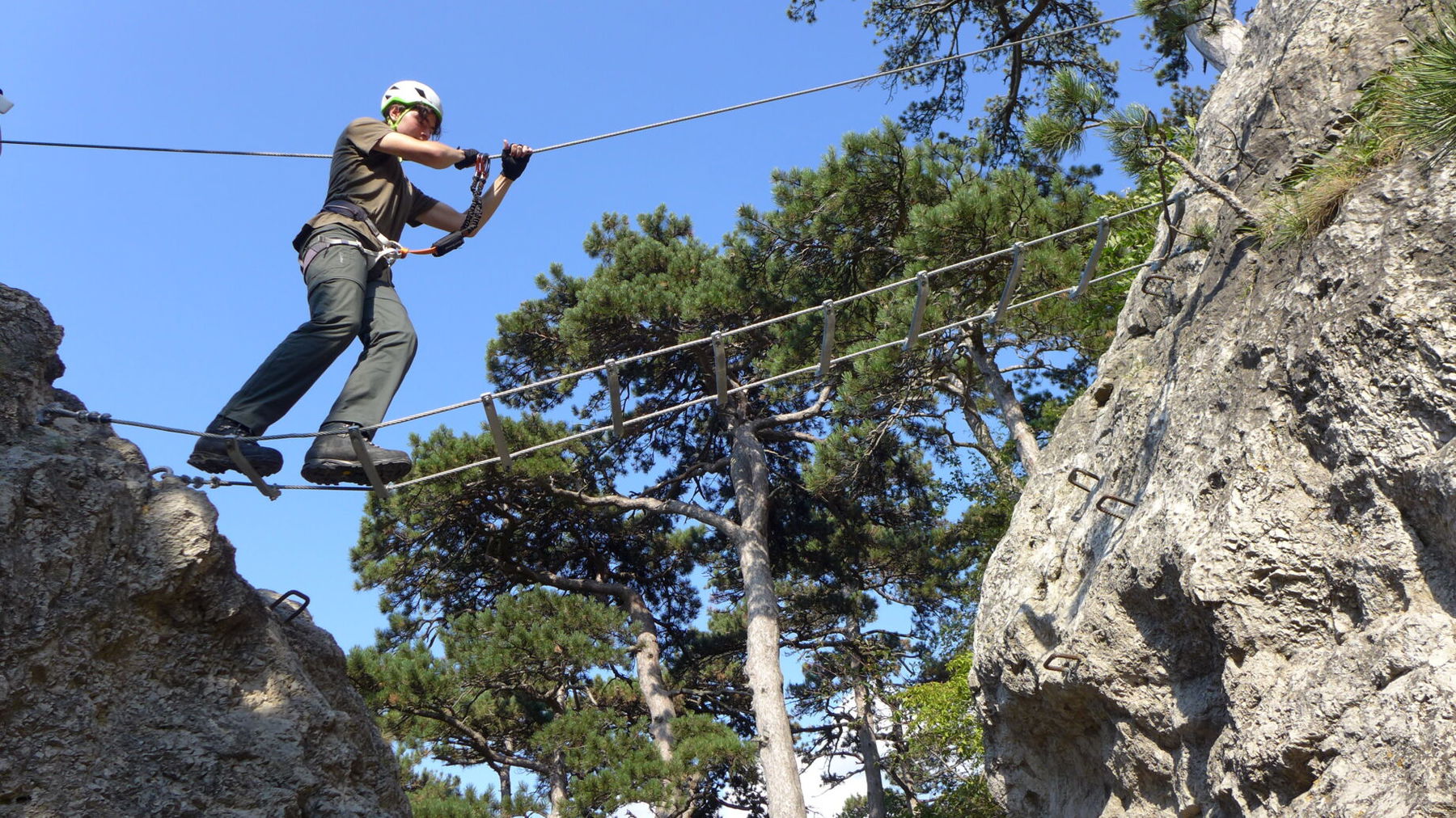 Auf der kurzen Seilbrücke. Foto: Alpenverein Edelweiss