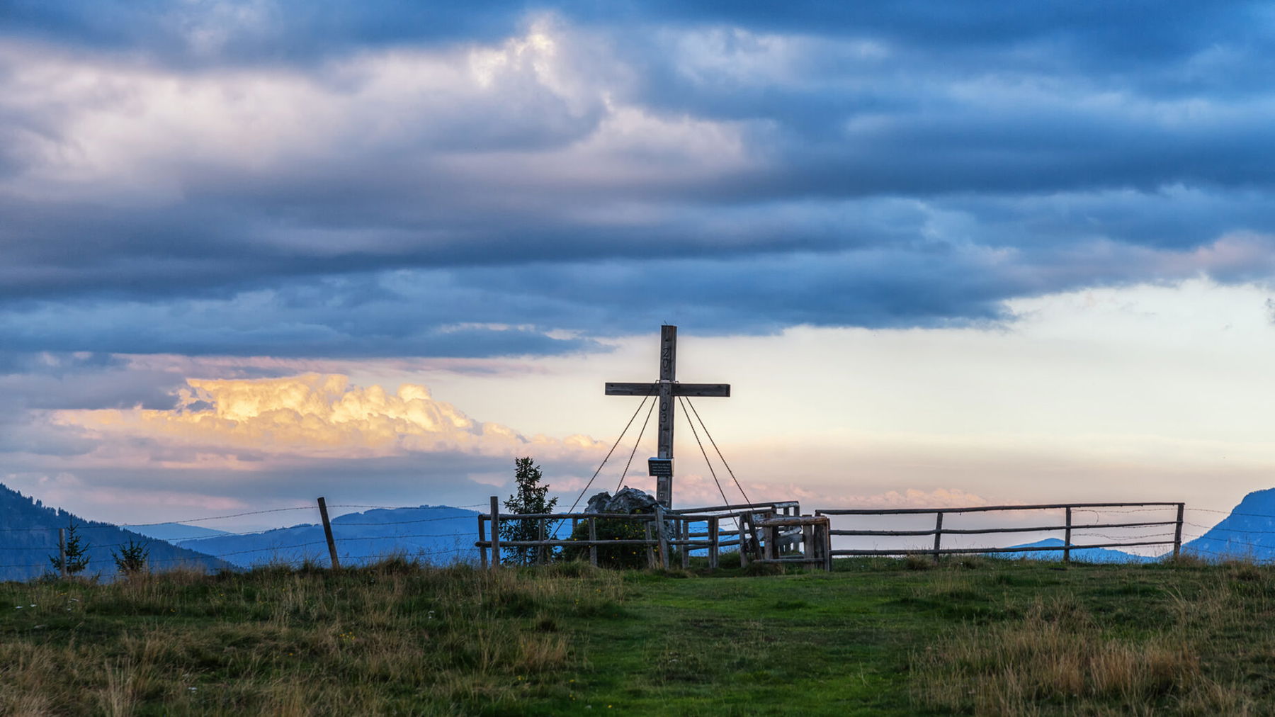 Gipfelkreuz beim Schutzhaus Hochanger. Foto: Doris List-Winder