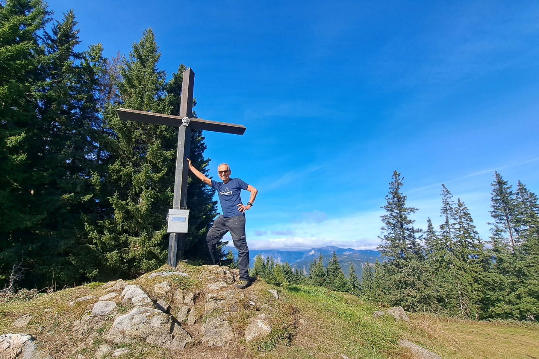 Links: Auf dem Kletschachkogel. Rechts: Blick zum Hochschwab. Fotos: Gerold Petritsch