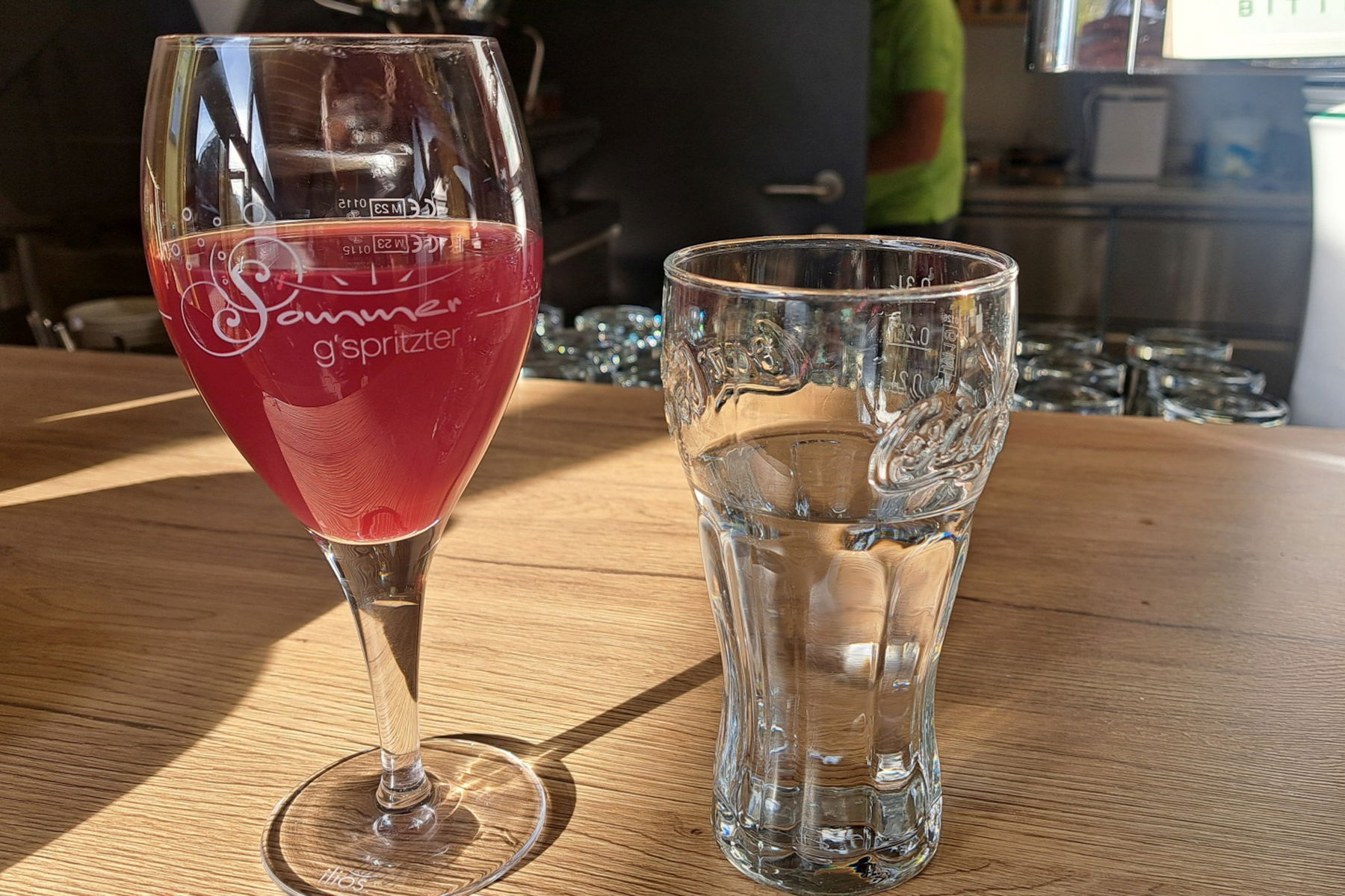 Links: Bruck und Kapfenberg vom Madereck. Rechts: Almgasthaus Puster. Foto: Gerold Petritsch