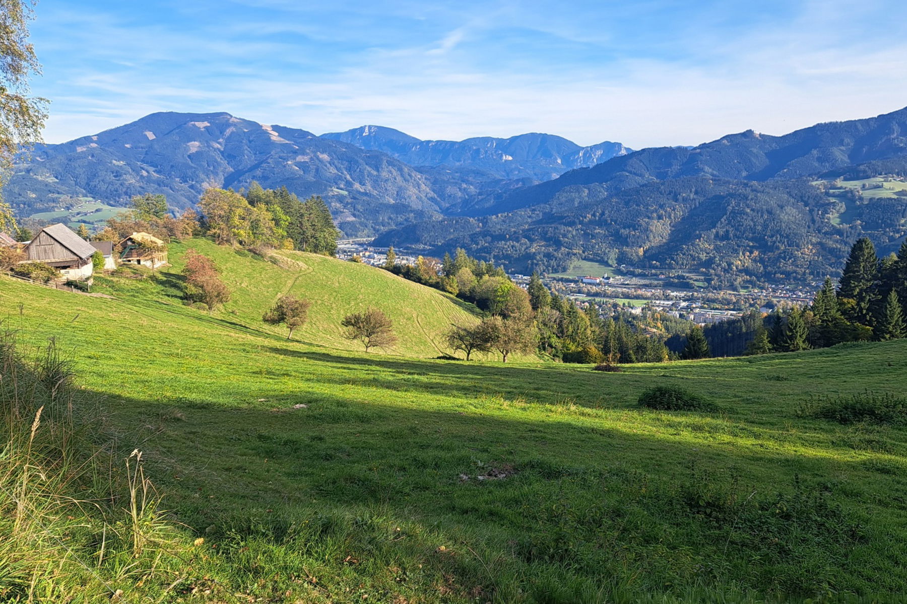 Links: Es herbstelt! Rechts: Blick über Oberaich zur Roten Wand. Fotos: Gerold Petritsch