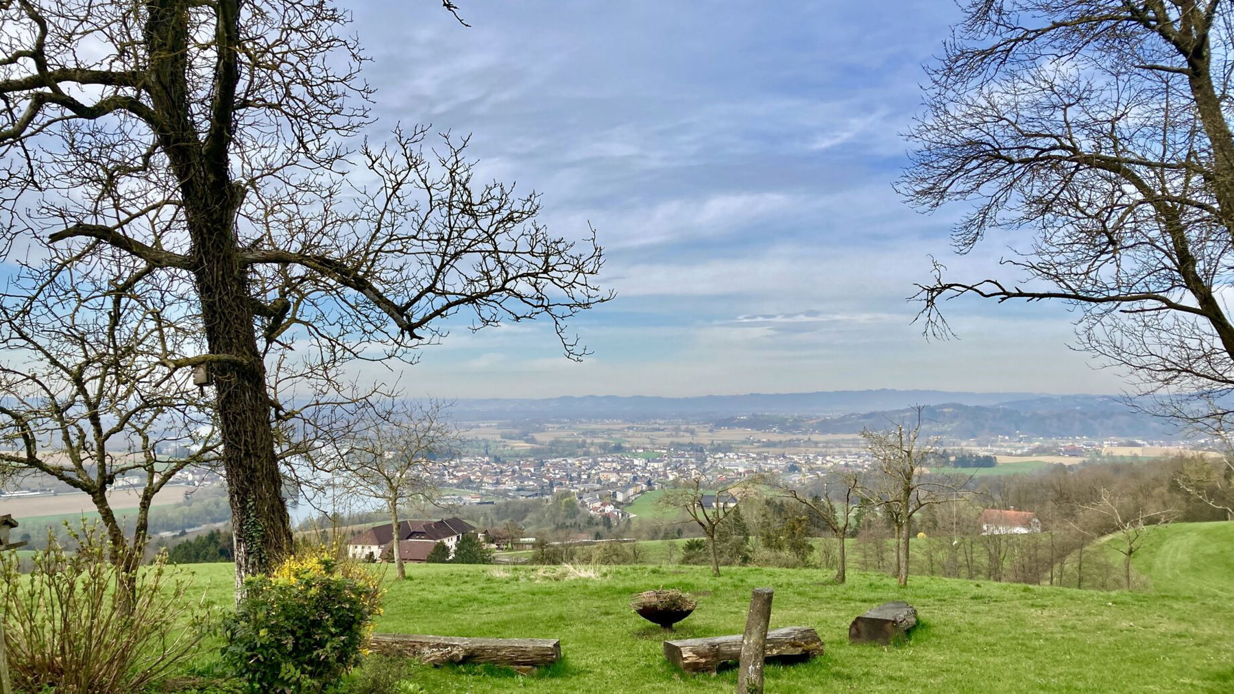 Die Aussichten werden immer besser. Etwa hier beim „Nachfahrer“. Da könnte man eventuell auch Glück haben mit Schnaps, Liköre oder Jause. Foto: Stefan Hochhold