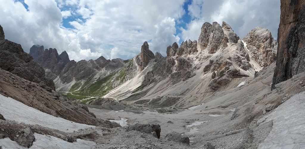 Die Grasleitenpasshütte (rechts im Bild) und König Laurin’s fantastischer Rosengarten. Foto: Konrad Gwiggner