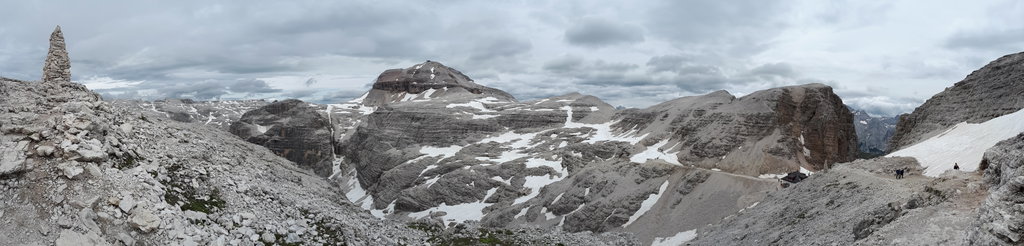 Blick ins Sellamassiv mit dem Piz Boè (3.152 Meter), rechts das Rifugio Forcella Pordoi mit der Pordoi Scharte. Foto: Konrad Gwiggner