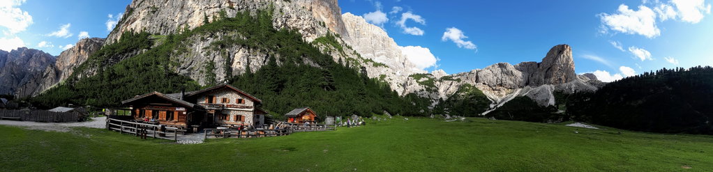 Die Scotonihütte liegt auf einer wunderbaren Hochebene. Foto: Konrad Gwiggner