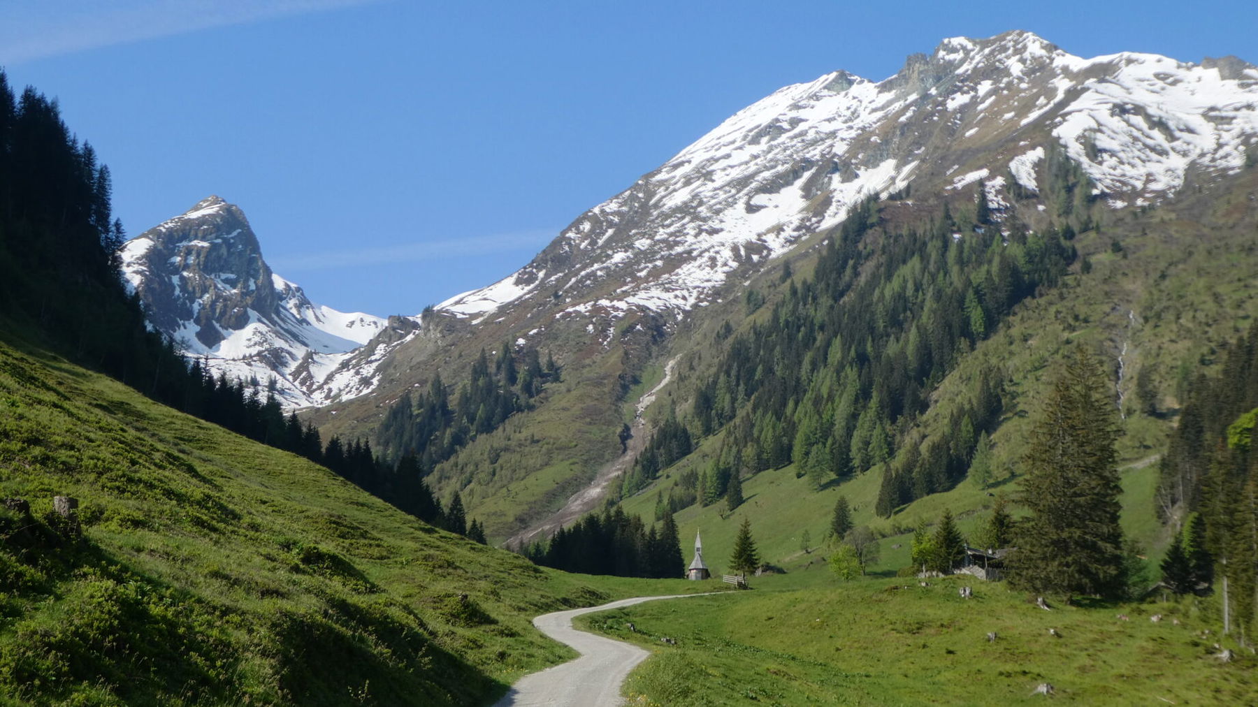 Kapelle mit Blick zur Schmalzscharte, rechts die Schrottwand, links die Hänge des Laderdinger Gamskarkogels. Foto: Karl Plohovich