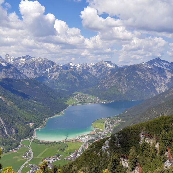 Blick vom Gipfel auf Karwendel und Achensee. Foto: Konrad Gwiggner