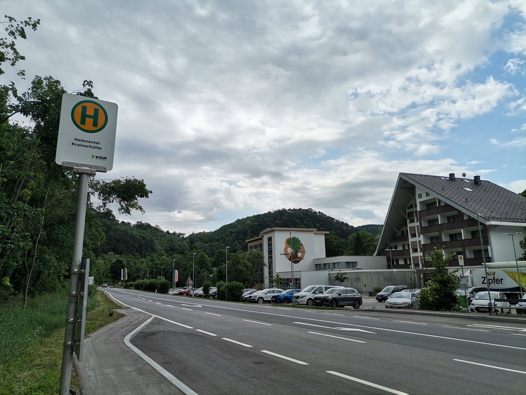 Haltestelle Helenental Krainerhütte. Foto Veronika Schöll