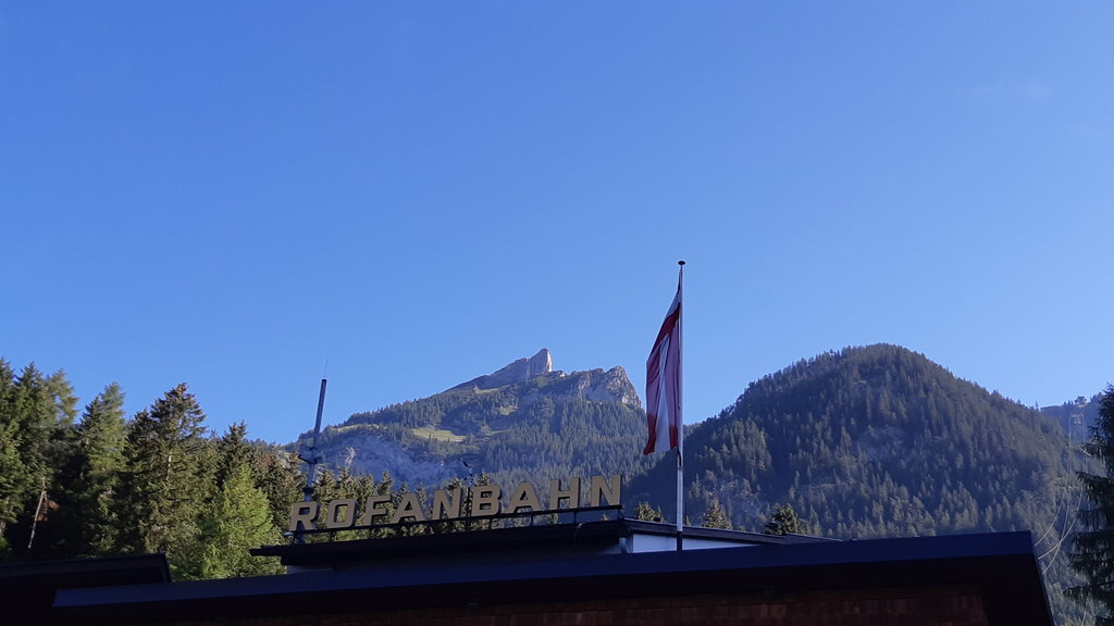 Von der Talstation sieht man schon unseren ersten Gipfel, die Rotspitze. Foto: Konrad Gwiggner