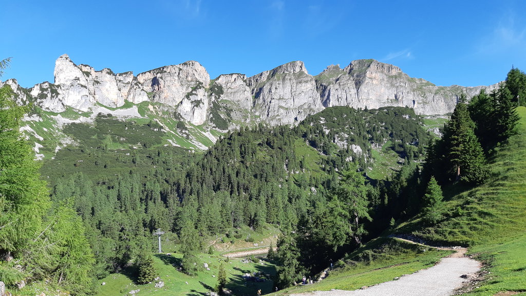 Von der Bergstation aus erblickt man westwärts den Dalfazer Kamm, welcher im Bild links mit der Rotspitze beginnt. Foto: Konrad Gwiggner