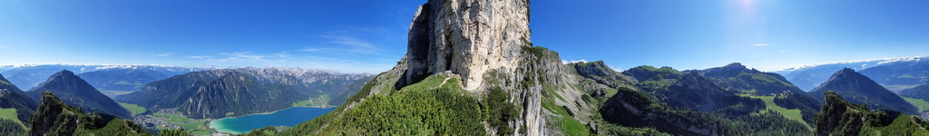360° Panorama: Links der Karwendel mit dem Achensee, in der Mitte der Pfeiler von der Rotspitze und rechts der Rofan. Foto: Konrad Gwiggner