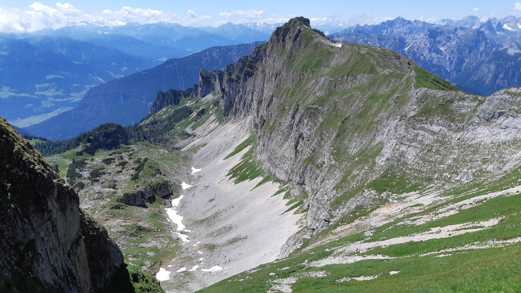 Rückblick auf den Dalfazer Kamm. Auf den Schneefeldern in der Senke spielen die jungen Gämsen, während die Älteren sich auf dem Schnee abkühlen. Dieses Gebiet unterhalb des Dalfazer Kamm ist eine Schutzzone mit strengstem Betretungsverbot. Foto: Konrad Gwiggner