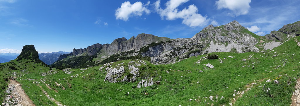 Auf dem Rückweg zur Bergbahn: links der einsame Gschöllkopf und rechts davon der Dalfazer Kamm mit Rotspitze, Dalfazer Roßkopf und Dalfazer Joch, danach der Streichkopf und die Hochiss, unsere 5 heutigen Gipfel. Foto: Konrad Gwiggner
